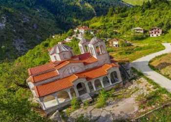 Ροπωτό Τρικάλων: Viral η εκκλησία που έχει μεγαλύτερη κλίση από τον πύργο της Πίζας – ΒΙΝΤΕΟ