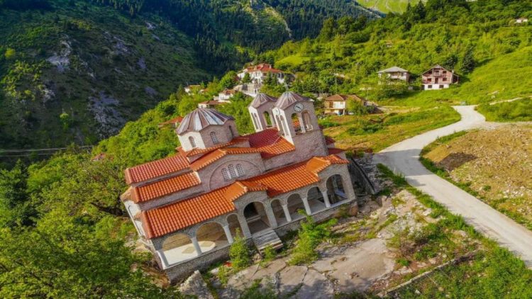 Ροπωτό Τρικάλων: Viral η εκκλησία που έχει μεγαλύτερη κλίση από τον πύργο της Πίζας – ΒΙΝΤΕΟ