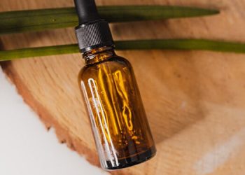 Tea tree oil: Το μαγικό έλαιο για να καταπολεμήσεις τα σπυράκια σου