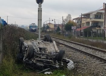 Τρίκαλα: Αυτοκίνητο παρασύρθηκε από τρένο-Άγιο είχε ο οδηγός (φωτό-video)