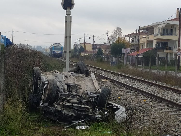 Τρίκαλα: Αυτοκίνητο παρασύρθηκε από τρένο-Άγιο είχε ο οδηγός (φωτό-video)