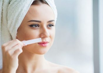Τριχοφυΐα στο πρόσωπο: Τρόποι για να απαλλαγείτε φυσικά (video)