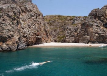 Κυριακουλού: Η ερημική παραλία με το παράξενο όνομα στα Κύθηρα