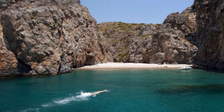 Κυριακουλού: Η ερημική παραλία με το παράξενο όνομα στα Κύθηρα