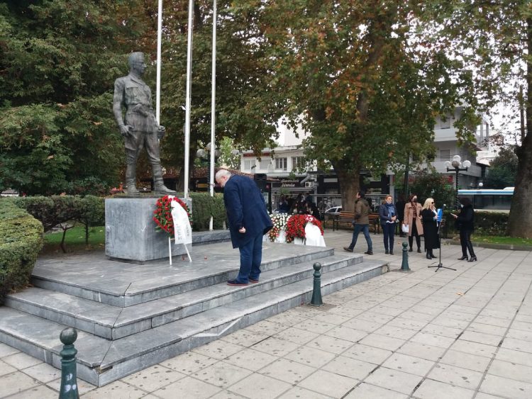 Τιμή στην επέτειο του Πολυτεχνείου από ΣΥΡΙΖΑ-ΠΣ Τρικάλων με κατάθεση στεφάνου