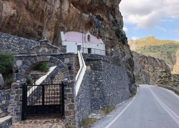 Το επιβλητικό εκκλησάκι της Αγίας Κυριακής μέσα στο φαράγγι! (vid)