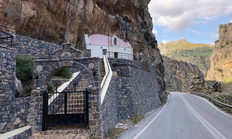 Το επιβλητικό εκκλησάκι της Αγίας Κυριακής μέσα στο φαράγγι! (vid)