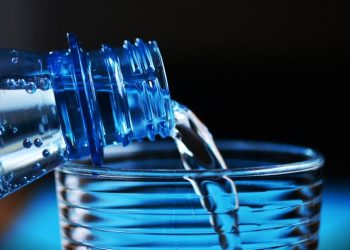 Πώς να πίνετε περισσότερο νερό – Και πόσο πραγματικά χρειάζεστε