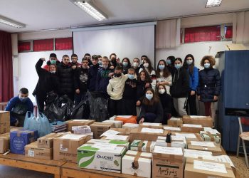 Σε αυτά τα παιδιά στηρίζουμε την ελπίδα μας… Μία ζεστή αγκαλιά για το Χαμόγελο του Παιδιού από το 4ο Γυμνάσιο Τρικάλων “Γιώργος Σεφέρης”