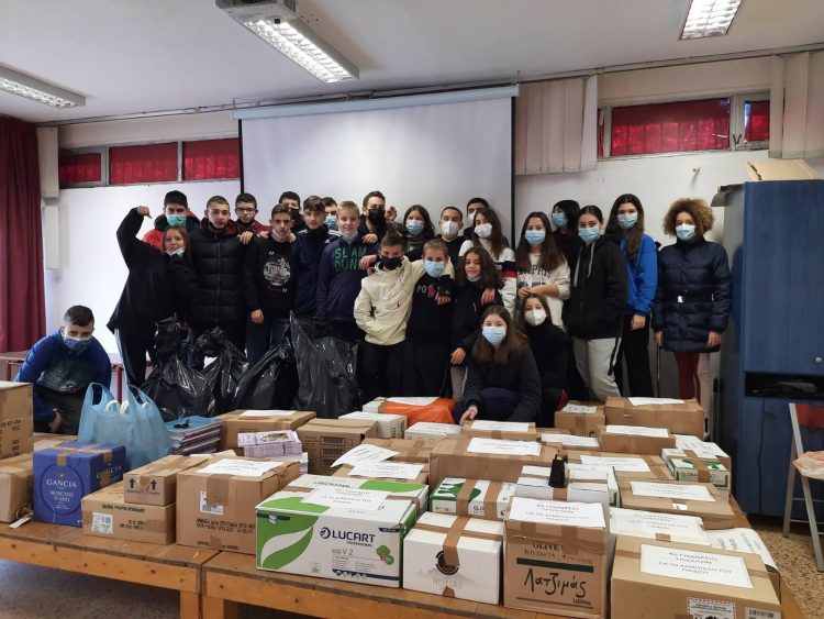 Σε αυτά τα παιδιά στηρίζουμε την ελπίδα μας… Μία ζεστή αγκαλιά για το Χαμόγελο του Παιδιού από το 4ο Γυμνάσιο Τρικάλων “Γιώργος Σεφέρης”