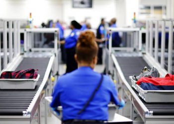 ΉΠΑ: Επιβάτης αεροπλάνου ταξίδεψε από το Μπαρμπέιντος στο Μαϊάμι… με γεμάτο πιστόλι στην τσέπη