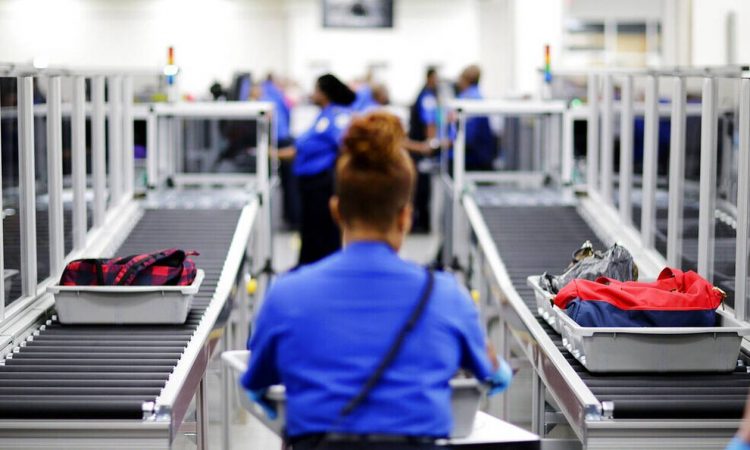 ΉΠΑ: Επιβάτης αεροπλάνου ταξίδεψε από το Μπαρμπέιντος στο Μαϊάμι… με γεμάτο πιστόλι στην τσέπη