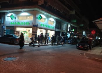 Ατελείωτες ουρές στα φαρμακεία των Τρικάλων για rapid