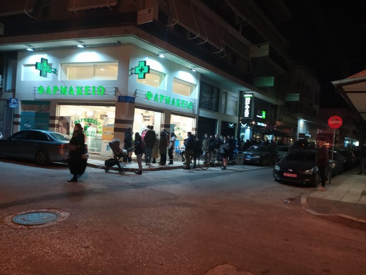 Ατελείωτες ουρές στα φαρμακεία των Τρικάλων για rapid
