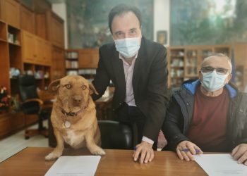 Με τον τετράποδο φίλο Κανέλλο η υπογραφή για κυνοκομείο στα Τρίκαλα