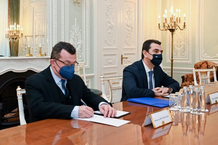 Στην Αγία Πετρούπολη ο Σκρέκας – Προπομπός της συνάντησης του Πρωθυπουργού με τον Πρόεδρο της Ρωσίας