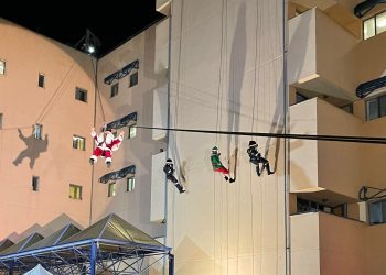Εντυπωσιακή έλευση του Αη Βασίλη στην Παιδιατρική Κλινική του Πανεπιστημιακού Νοσοκομείου Λάρισας
