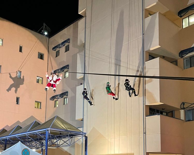 Εντυπωσιακή έλευση του Αη Βασίλη στην Παιδιατρική Κλινική του Πανεπιστημιακού Νοσοκομείου Λάρισας