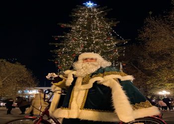 Φως και αισιοδοξία από το λαμπερό χριστουγεννιάτικο δέντρο των Τρικάλων