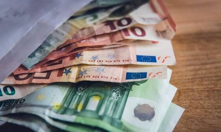 Δώρο Χριστουγέννων 2021: Πότε θα καταβληθεί – Δείτε εδώ πόσα χρήματα θα πάρετε