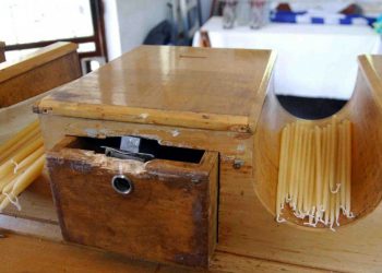Διέρρηξαν παγκάρι εκκλησίας και πιάστηκαν στα πράσα