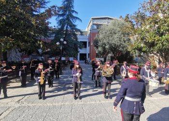 Στους δρόμους των Τρικάλων και στο Δημαρχείο οι Χριστουγεννιάτικες νότες της Δημοτικής Φιλαρμονικής