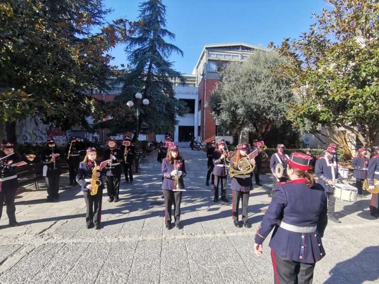 Στους δρόμους των Τρικάλων και στο Δημαρχείο οι Χριστουγεννιάτικες νότες της Δημοτικής Φιλαρμονικής