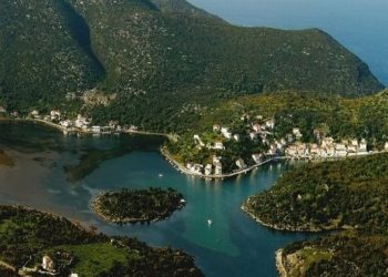 Δεν είναι η Νορβηγία. Αυτό το υπέροχο φιορδ βρίσκεται στην Ελλάδα