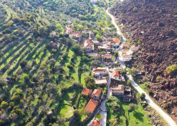 Καμμένη Χώρα: Το χωριό των Μεθάνων που είναι χτισμένο δίπλα στον κρατήρα του ηφαιστείου (vid)