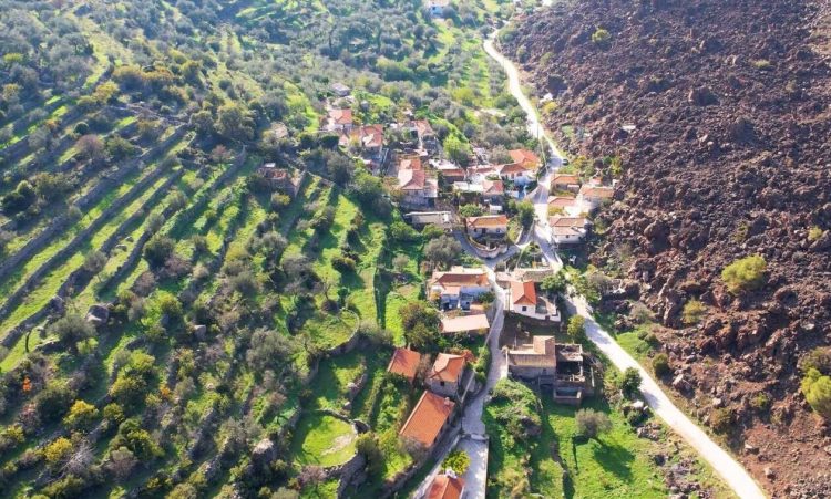 Καμμένη Χώρα: Το χωριό των Μεθάνων που είναι χτισμένο δίπλα στον κρατήρα του ηφαιστείου (vid)