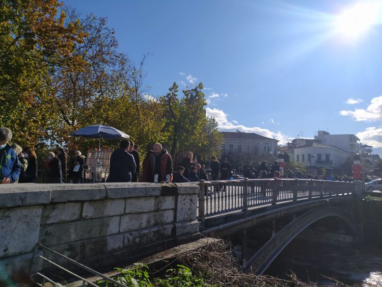 Χριστουγεννιάτικες εικόνες στην πόλη των Τρικάλων-Πλημμύρισε από κόσμο το Κέντρο (φωτό)