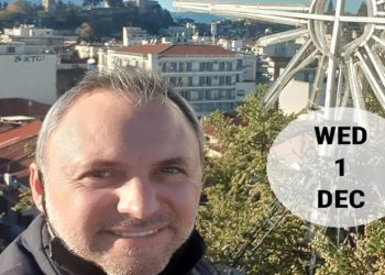 Το άστρο στην κορυφή του ψηλότερου φυσικού χριστουγεννιάτικου δέντρου είναι υπόθεση του Λαφαζάνη