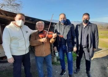 Ένα βιολί με αγάπη για τον κ. Θανάση που είδε τη στάνη του να καταστρέφεται