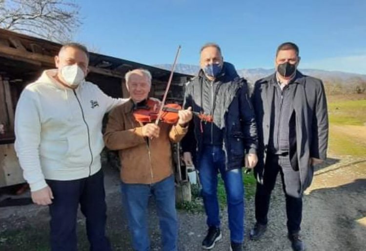 Ένα βιολί με αγάπη για τον κ. Θανάση που είδε τη στάνη του να καταστρέφεται