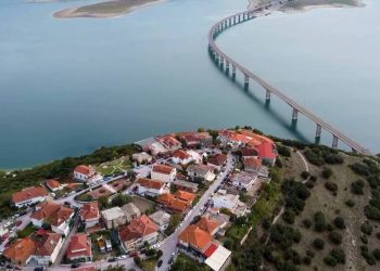 Η Νεράιδα με την υπέροχη θέα στη γέφυρα Σερβίων και τη λίμνη Πολυφύτου