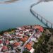 Η Νεράιδα με την υπέροχη θέα στη γέφυρα Σερβίων και τη λίμνη Πολυφύτου
