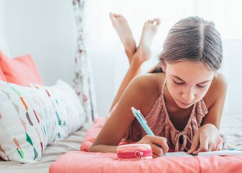 Κρατάει το παιδί σας ημερολόγιο; Τα οφέλη που δεν είχατε σκεφτεί (vid)