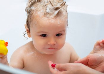 Είναι επικίνδυνο για το μωρό αν πιει νερό από τη μπανιέρα;