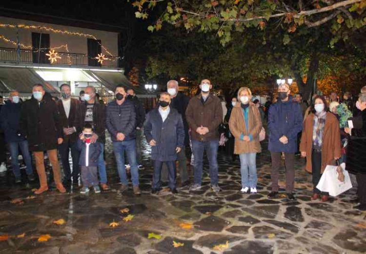 Φωταγωγήθηκε το Χριστουγεννιάτικο Δένδρο στο Παλαιομονάστηρο