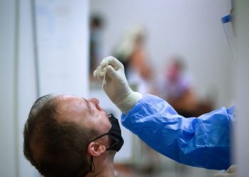 Κοροναϊός – Πόσες μέρες μετά την επαφή με κρούσμα πρέπει να κάνουμε τεστ;