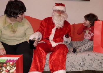 Τρίκαλα: Ο ταξιτζής… Άη Βασίλης που μοιράζει δώρα και χαρά (φωτό-video)