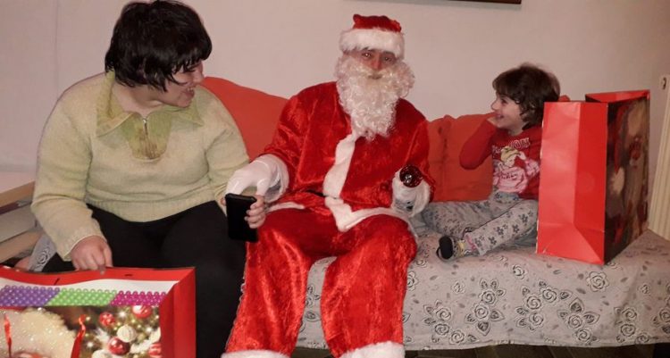 Τρίκαλα: Ο ταξιτζής… Άη Βασίλης που μοιράζει δώρα και χαρά (φωτό-video)