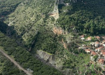 Τιθορέα: Το πανέμορφο χωριό του Φιλοποίμενος Φίνου – Φιλμ με την εκπληκτική καλντέρα (video)