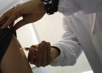 Απίστευτος 50χρονος: Παρουσιάστηκε για το εμβόλιο με ψεύτικο χέρι σιλικόνης