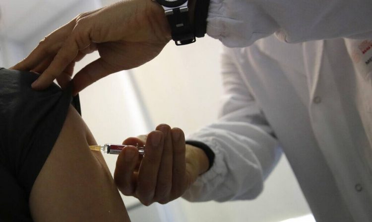 Απίστευτος 50χρονος: Παρουσιάστηκε για το εμβόλιο με ψεύτικο χέρι σιλικόνης