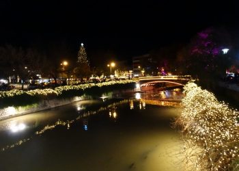 Τα Τρίκαλα σε χριστουγεννιάτικο φόντο-Η πόλη φόρεσε τα γιορτινά της και μαγεύει