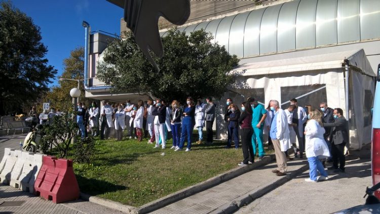 Υγειονομικοί του ΓΝΤ: Ως Εδώ! Εργαζόμενοι και Ασθενείς δεν είναι Αναλώσιμοι και Στατιστικοί Αριθμοί! Πάρτε μέτρα ΤΩΡΑ!