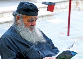 Η ιστορία του Παπά-Θανάση,του γέροντα της αγάπης που φρόντιζε ορφανά και κρατουμένους…