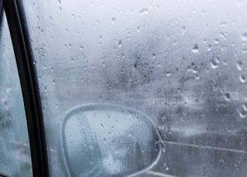 Πώς ξεθαμπώνουν πιο γρήγορα τα τζάμια του αυτοκινήτου όταν κάνει κρύο