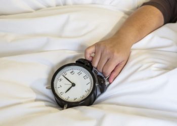 Σας παίρνει ο ύπνος αμέσως μόλις ξαπλώσετε στο κρεβάτι; Τι μπορεί να συμβαίνει